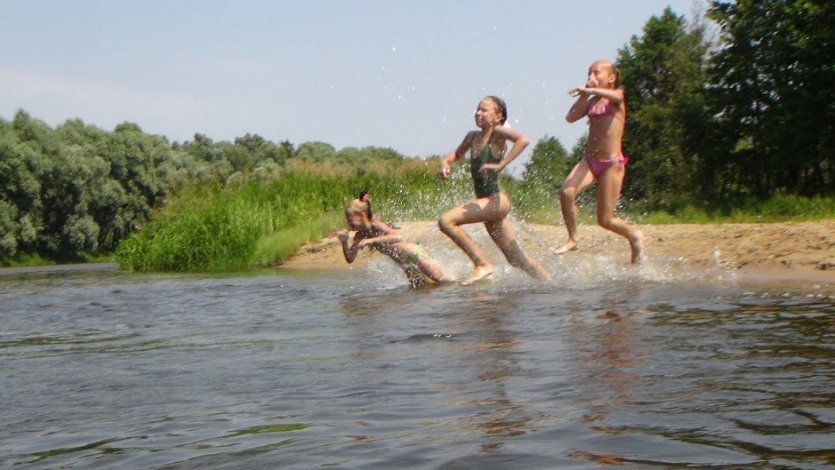 Купаться в мае в россии. Дети купаются в реке. Купание на речке. Дети плавают в реке. Дети купаются в озере.